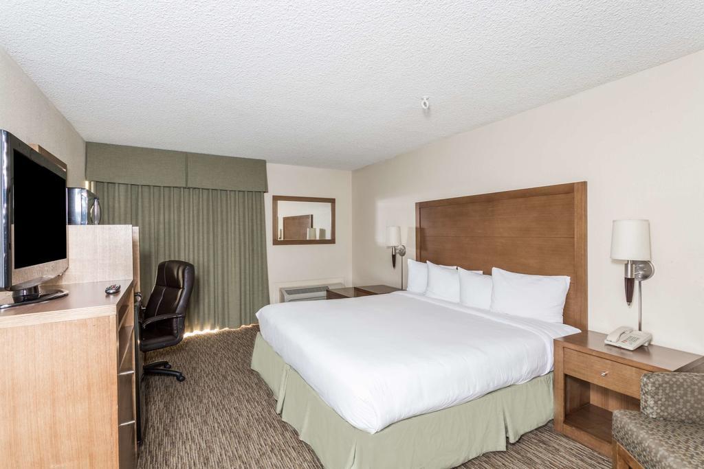 Days Hotel By Wyndham Peoria Glendale Area Εξωτερικό φωτογραφία